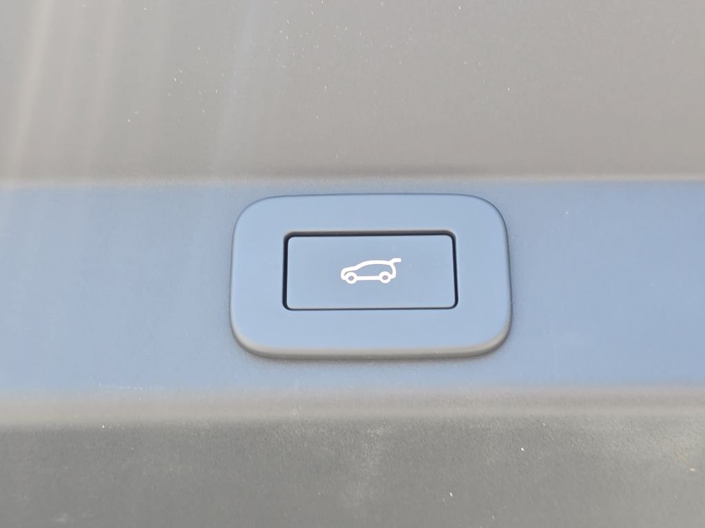 New 2026 Fuji White Land Rover Dynamic SE image 13