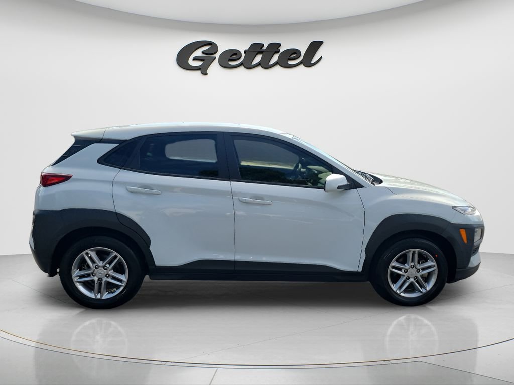 Used 2021 White Hyundai SE image 4