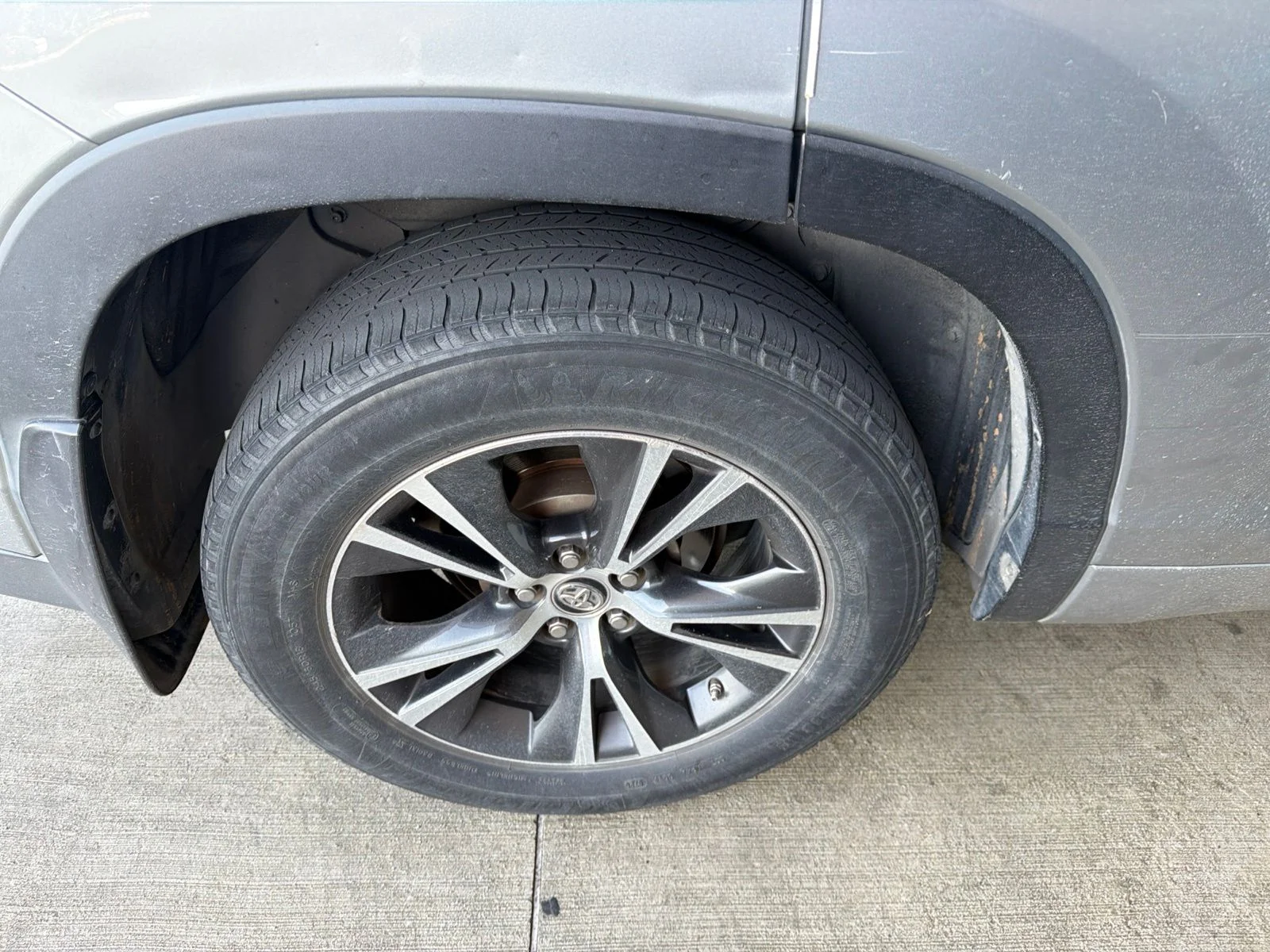 Used 2018 Silver Toyota LE image 16