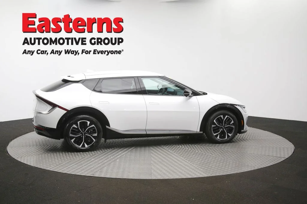 Used 2024 White Kia Wind image 46