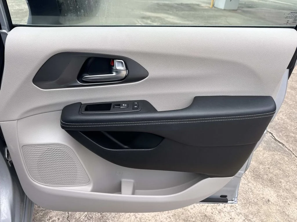 Used 2023 Silver Chrysler Touring L image 30