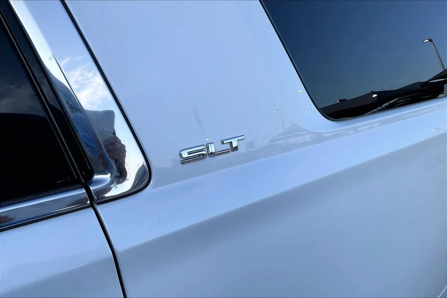 Used 2017 White Frost Tricoat GMC SLT image 10