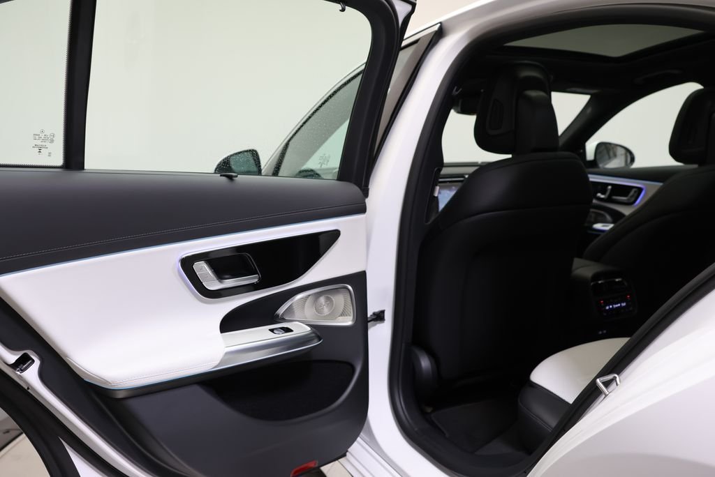 New 2027 MANUFAKTUR Moonlight White Magno Mercedes-Benz E 53 AMG® image 43