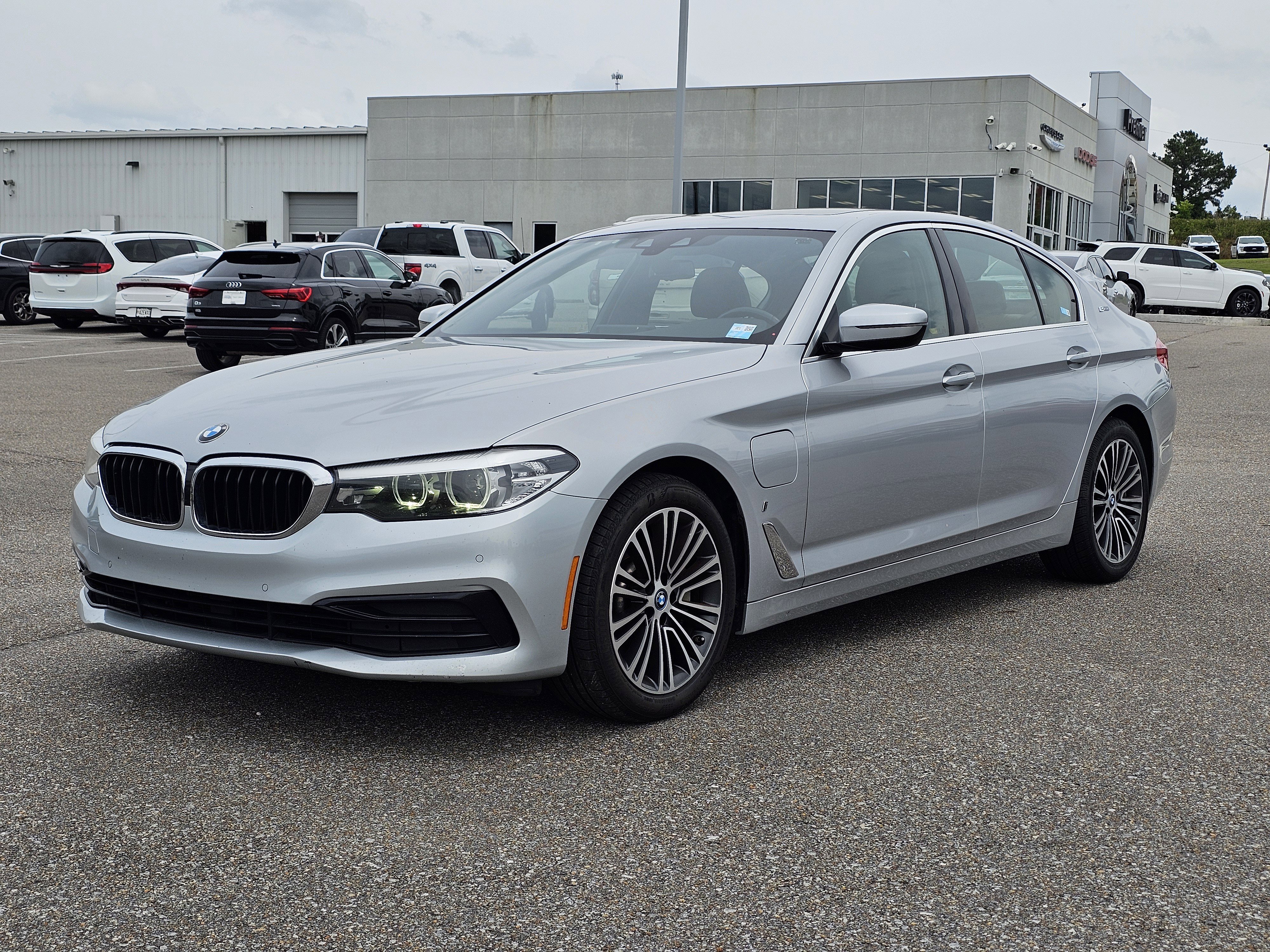 2019 BMW 5 Series 530e iPerformance Sedan's photo