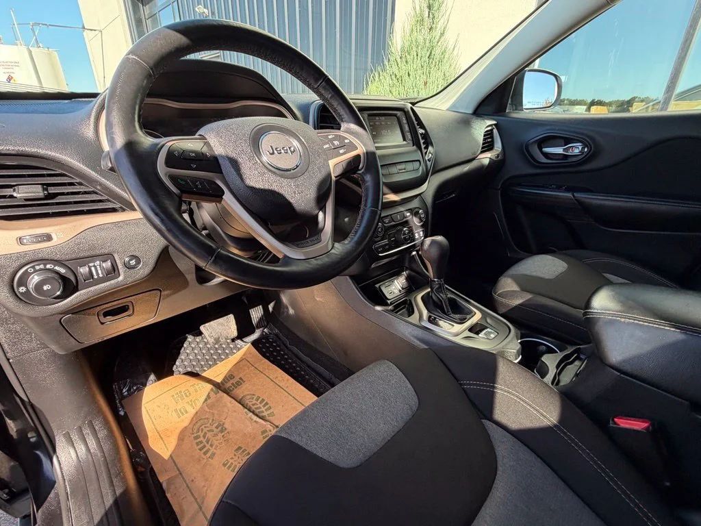 Used 2014 Black Jeep Latitude image 11