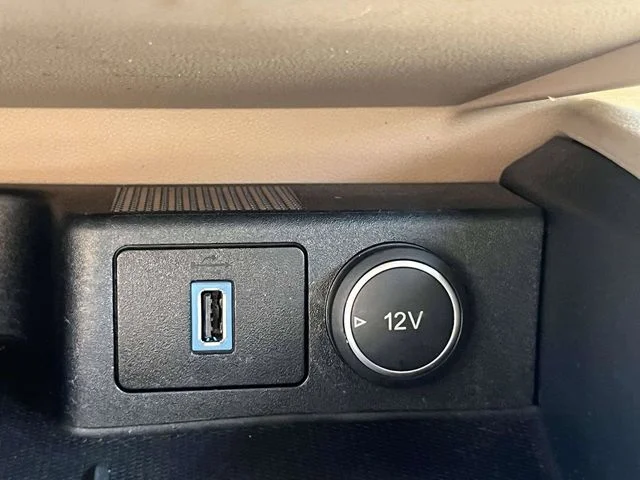 Used 2020 Agate Black Metallic Ford SE image 30