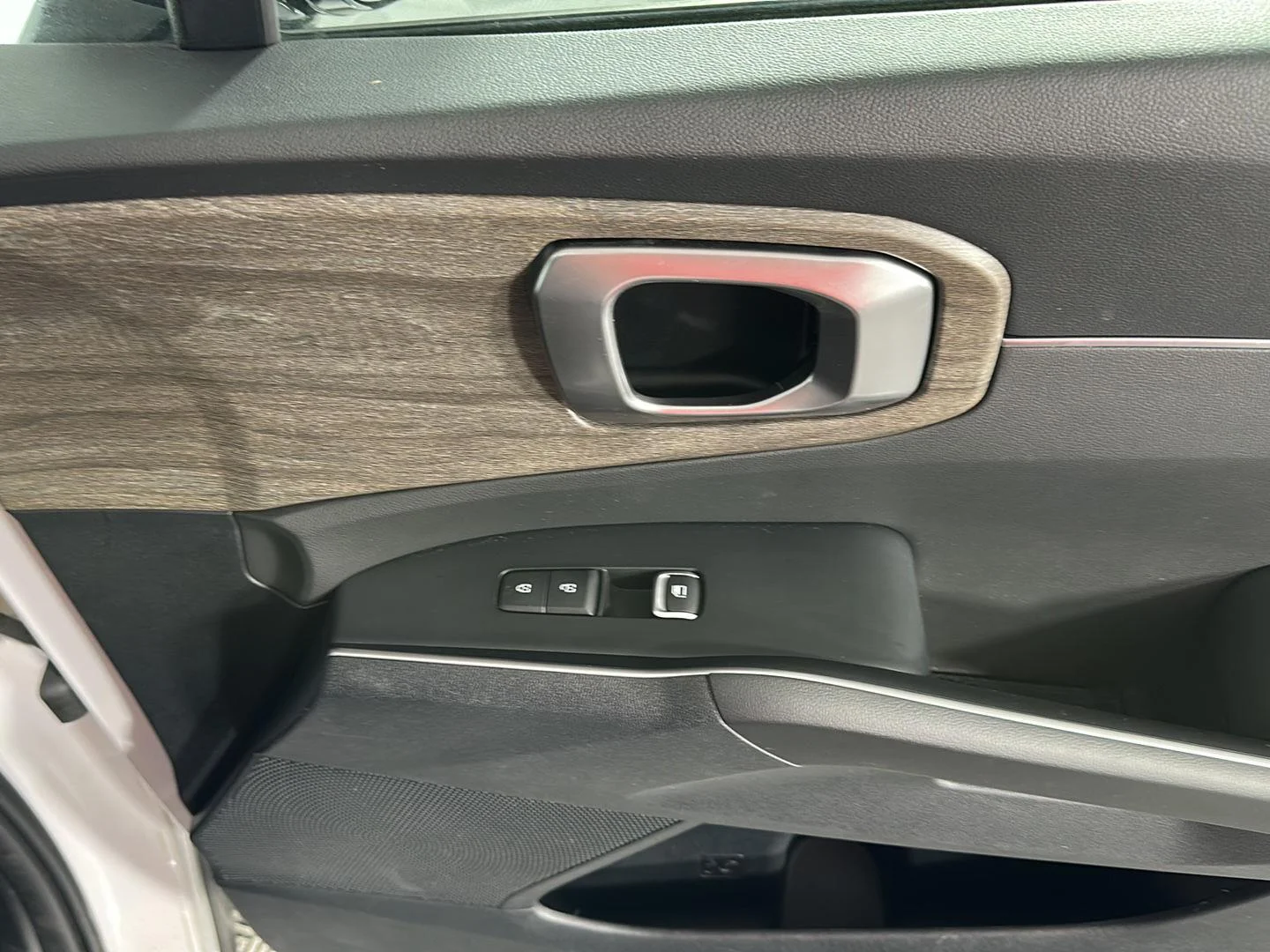 Used 2022 Glacial White Pearl Kia  image 5