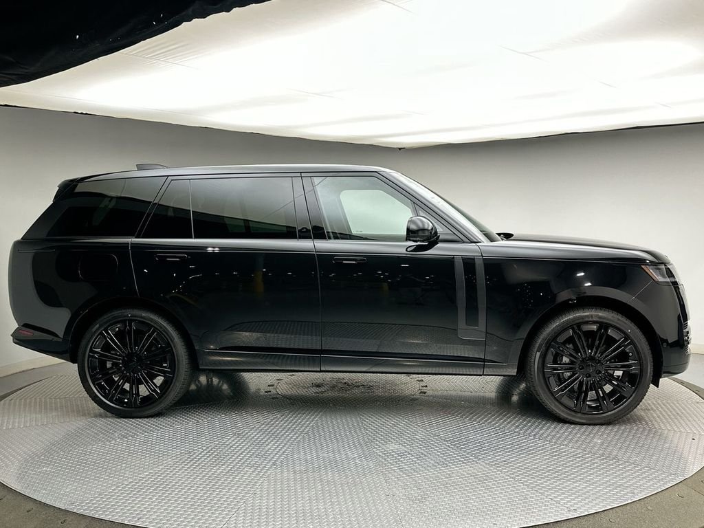 New 2026 Santorini Black Metallic Land Rover SE image 4