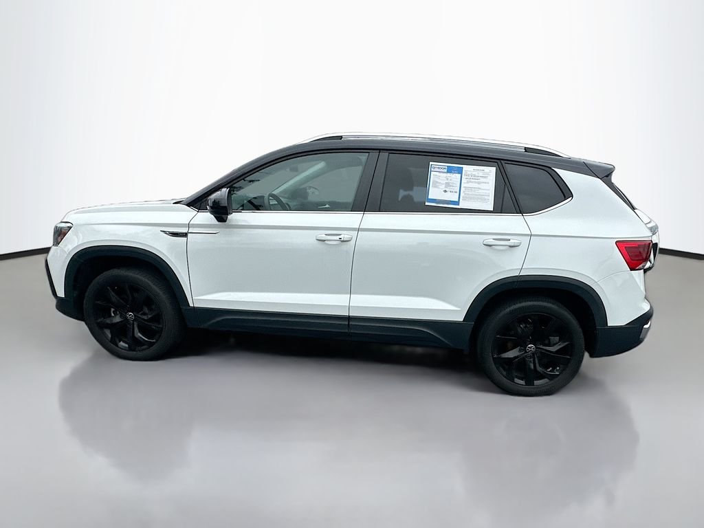 Used 2023 Pure White Volkswagen SE image 4