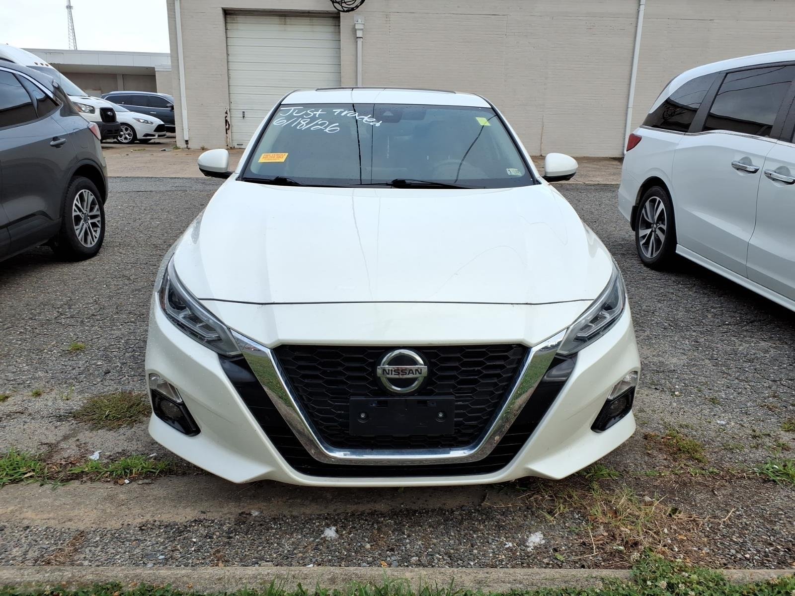 Used 2020 Pearl White Tricoat Nissan 2.0 Platinum image 2