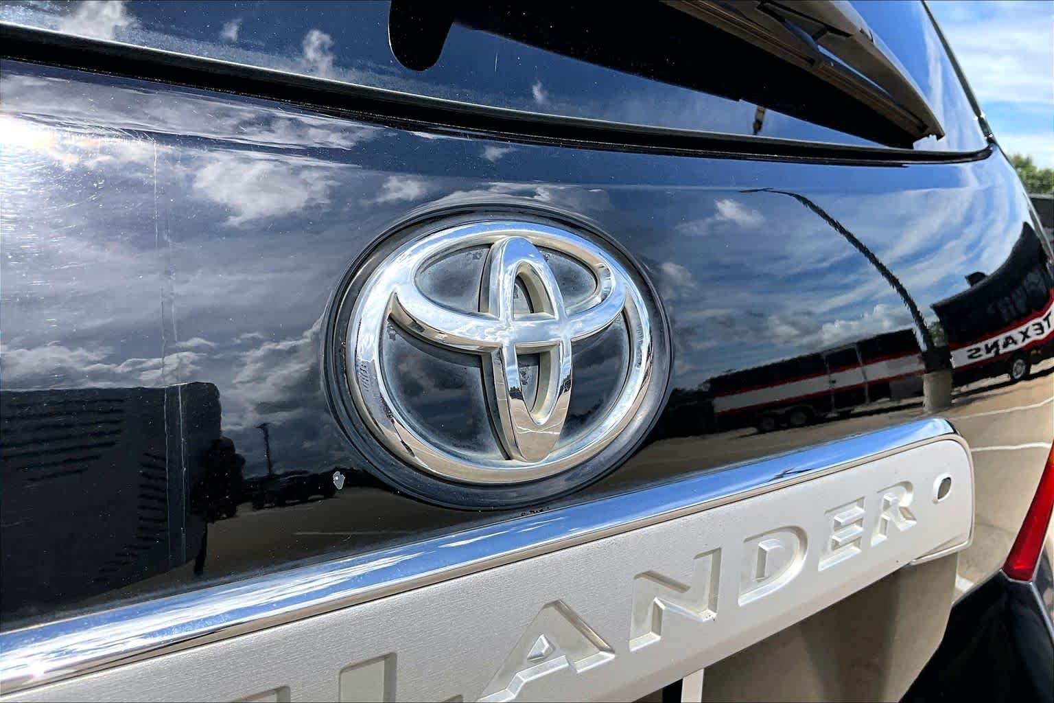 Used 2010 Black Toyota Limited image 25