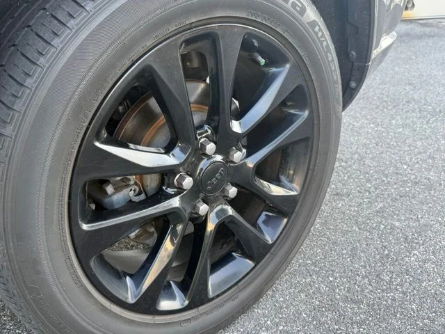Used 2020 Granite Crystal Metallic Clearcoat Jeep Altitude image 12