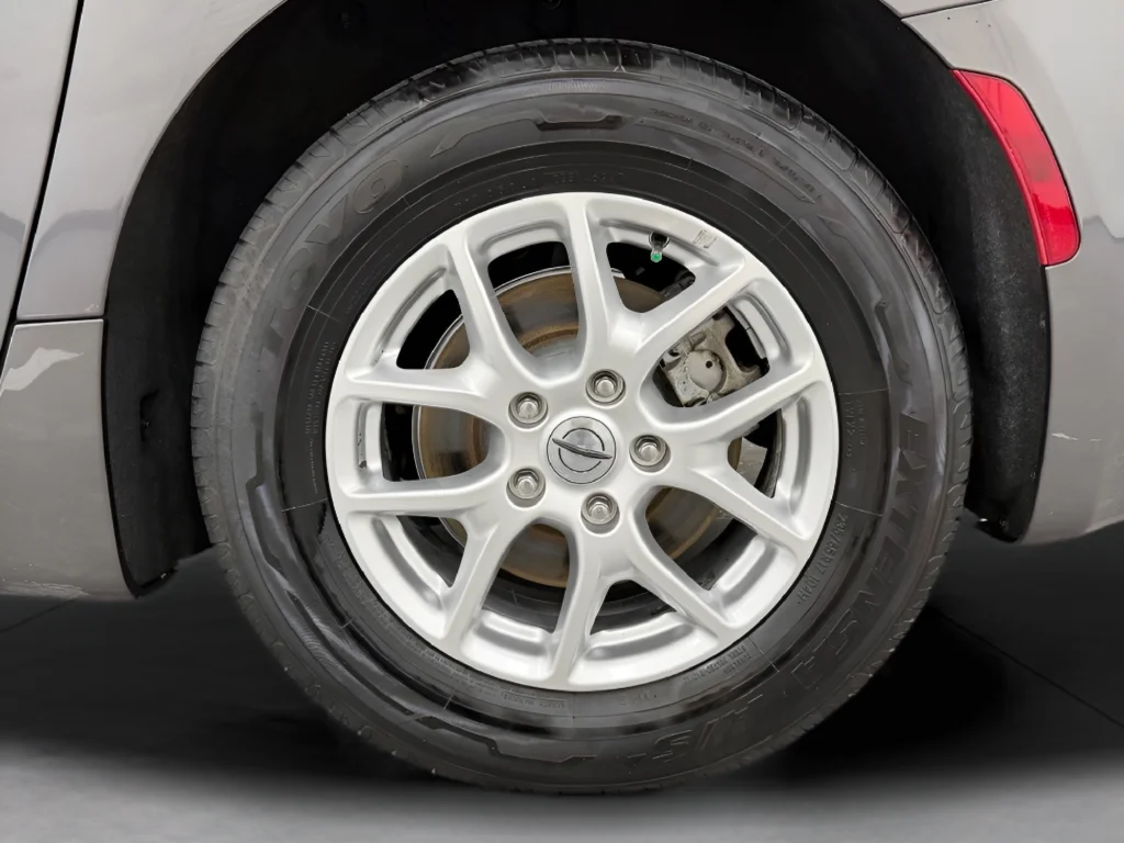 Used 2022 Gray Chrysler Touring L image 27