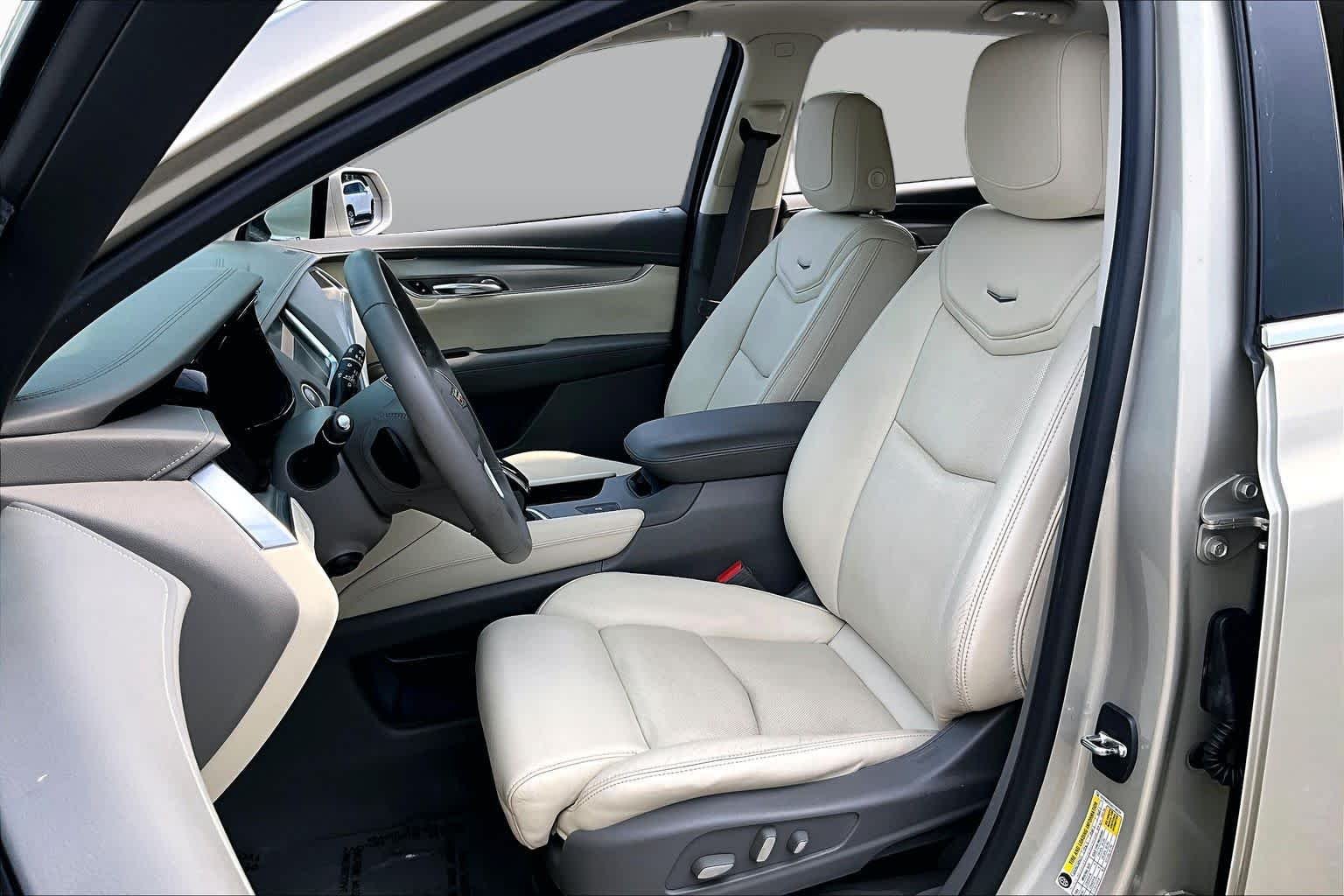 Used 2017 Silver Coast Metallic Cadillac Luxury FWD image 8