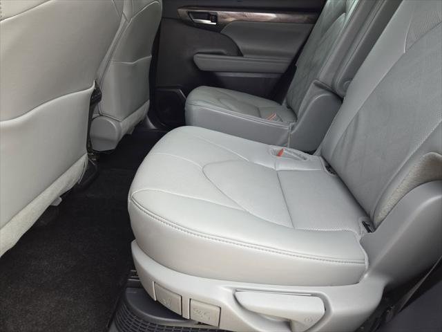 Certified Used 2025 RUBY FLARE PEARL Toyota  image 32