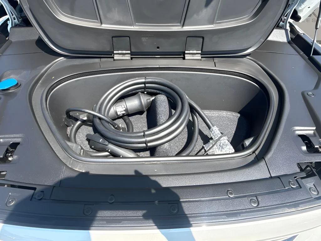 Used 2023 White Volvo Twin Plus image 23