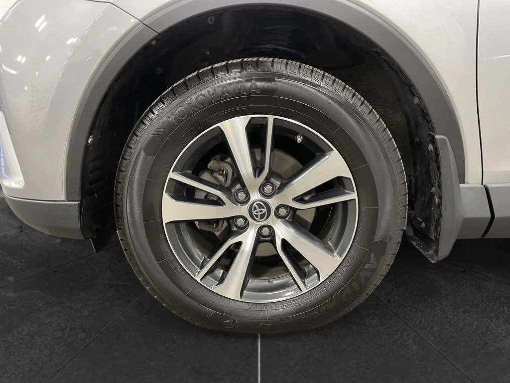 Used 2017 Silver Sky Toyota XLE image 14
