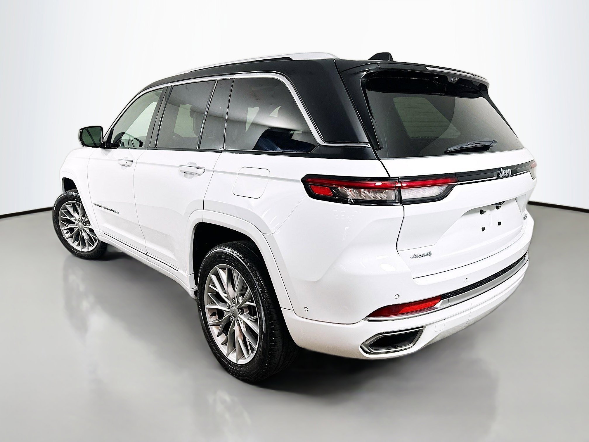 Used 2024 Bright White Clearcoat Jeep Summit image 5