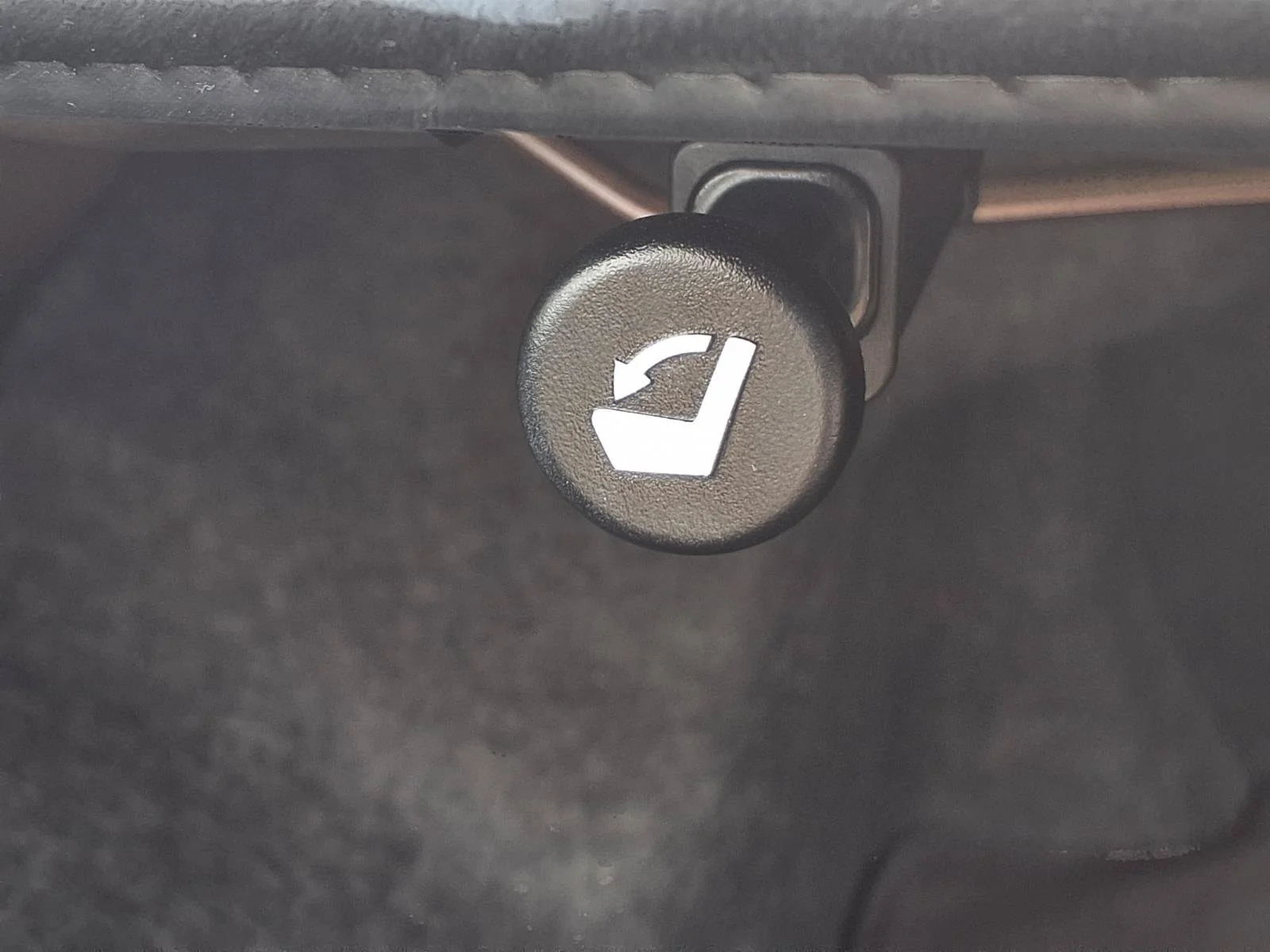 Used 2025 Garnet Pearl Metallic Nissan SV image 24