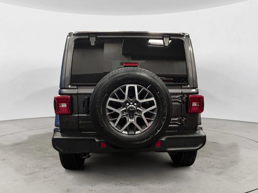 Used 2025 Crystal Metallic Jeep Sahara image 4
