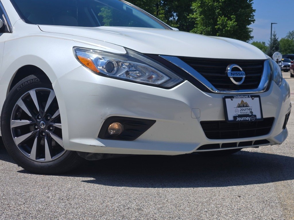 Used 2016 White Nissan 2.5 SV image 2
