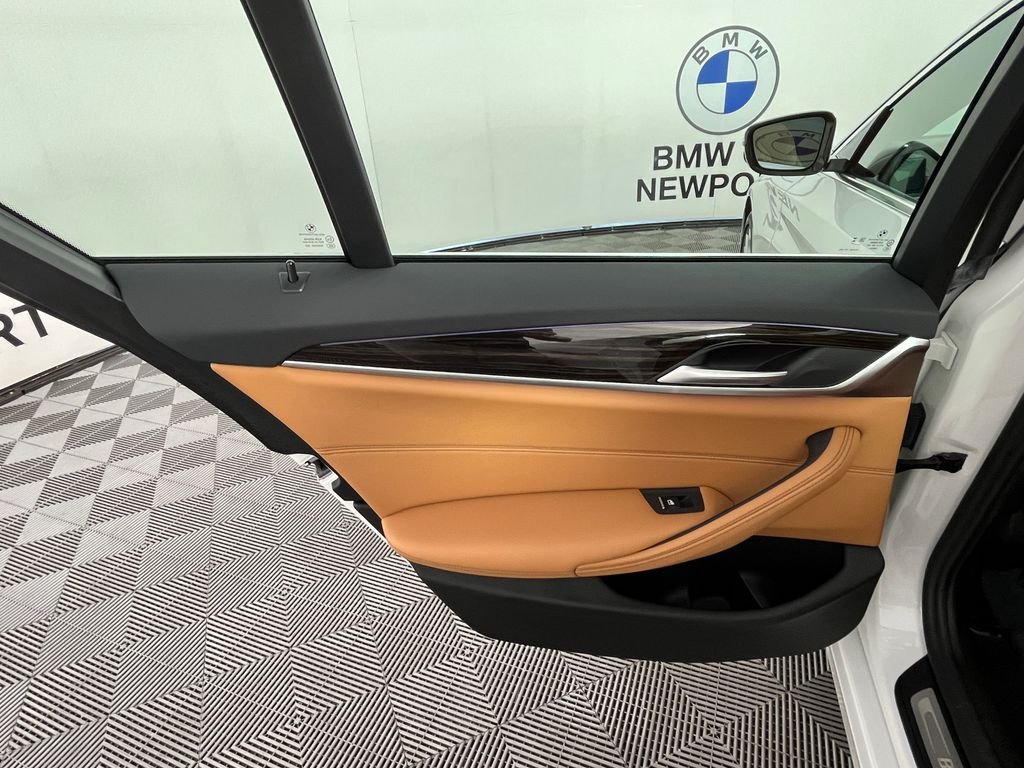 Used 2023 White BMW 530i xDrive image 27