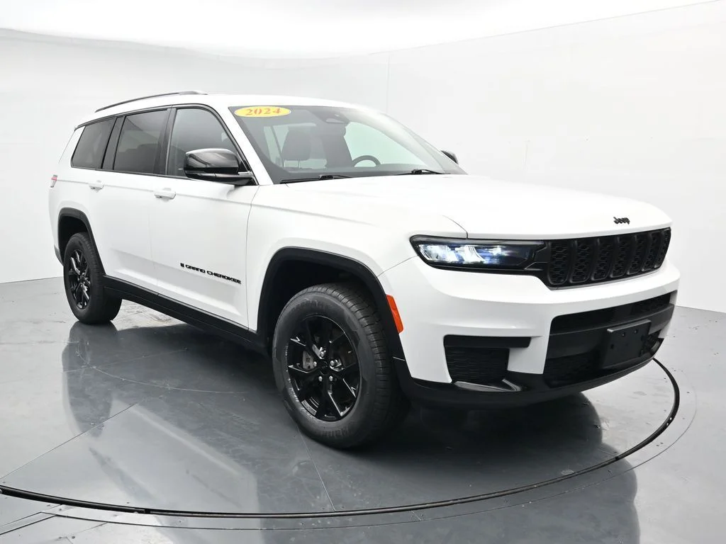Used 2024 White Jeep Altitude image 1