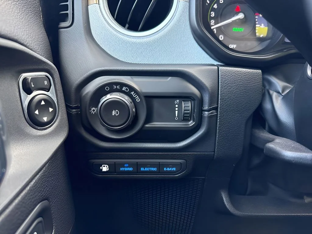 Used 2025 Black Jeep Sahara image 23