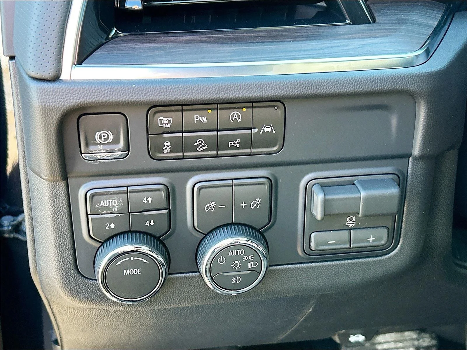 2026 Chevrolet Suburban Premier - Photo 10