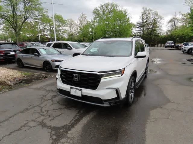 2023 Honda Pilot Touring AWD's photo