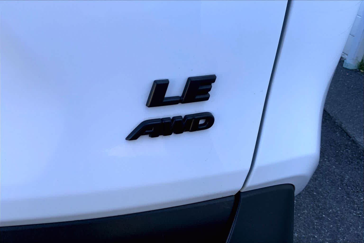 Used 2024 Ice Cap Toyota LE image 32
