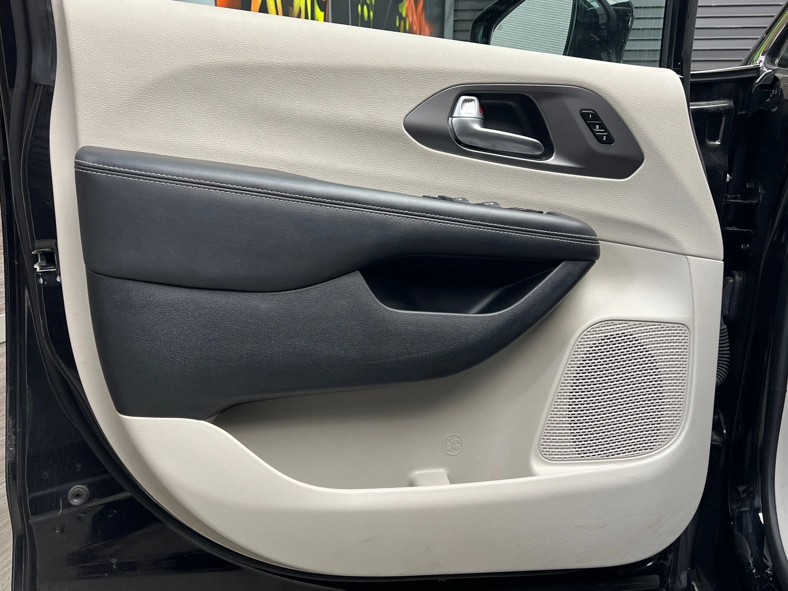 Used 2024 Brilliant Black Crystal Pearl Coat (pxr) Chrysler Touring L image 8