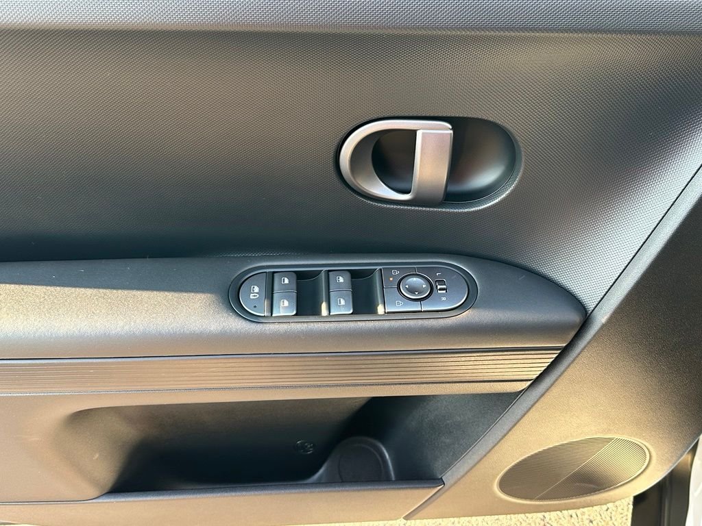 2025 Hyundai IONIQ 5 SE - Photo 9