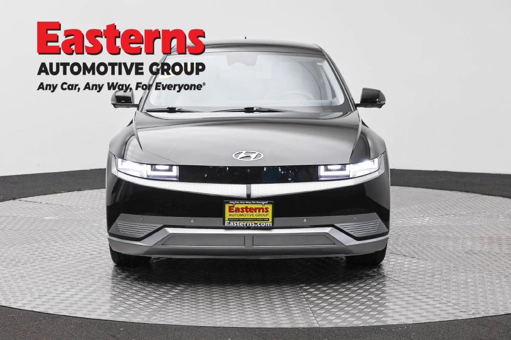 Used 2023 Black Hyundai Limited image 3