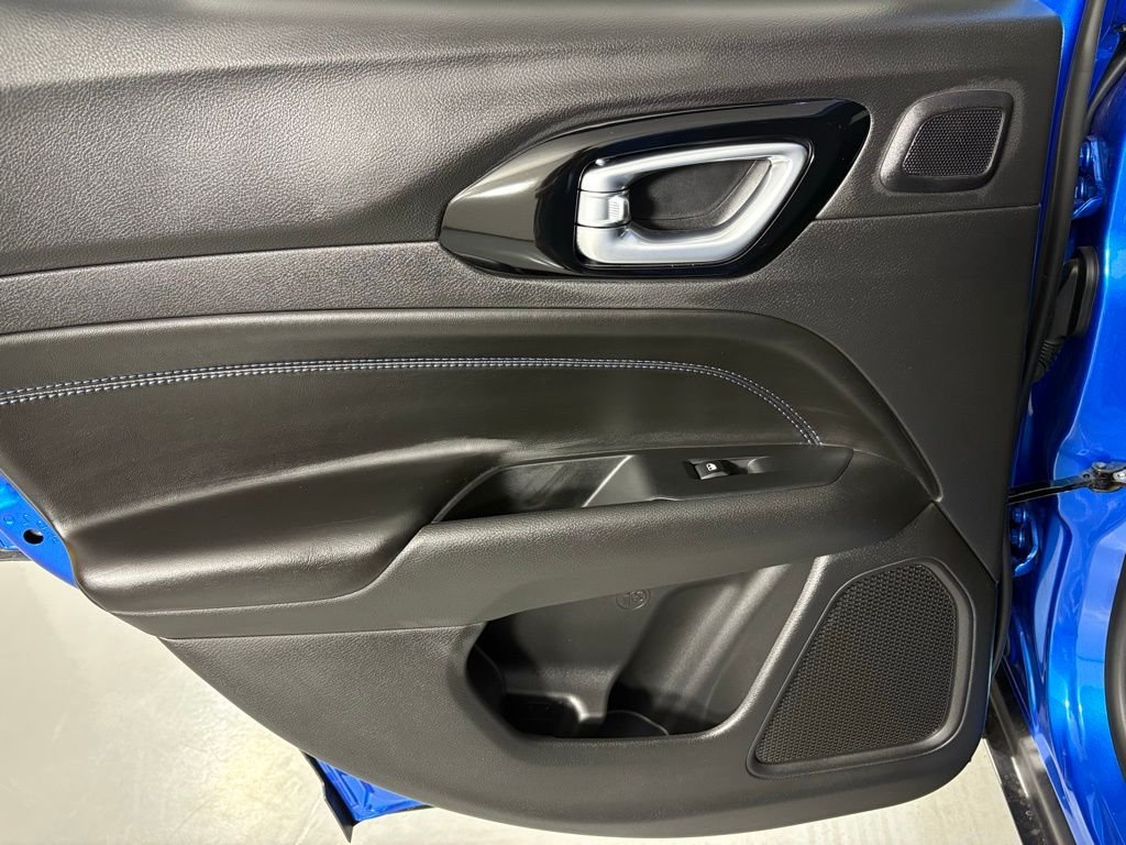 New 2026 Hydro Blue Pearl-Coat Exterior Paint Jeep Latitude image 37