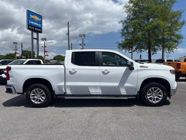 Used 2025 Summit White Chevrolet LT image 4