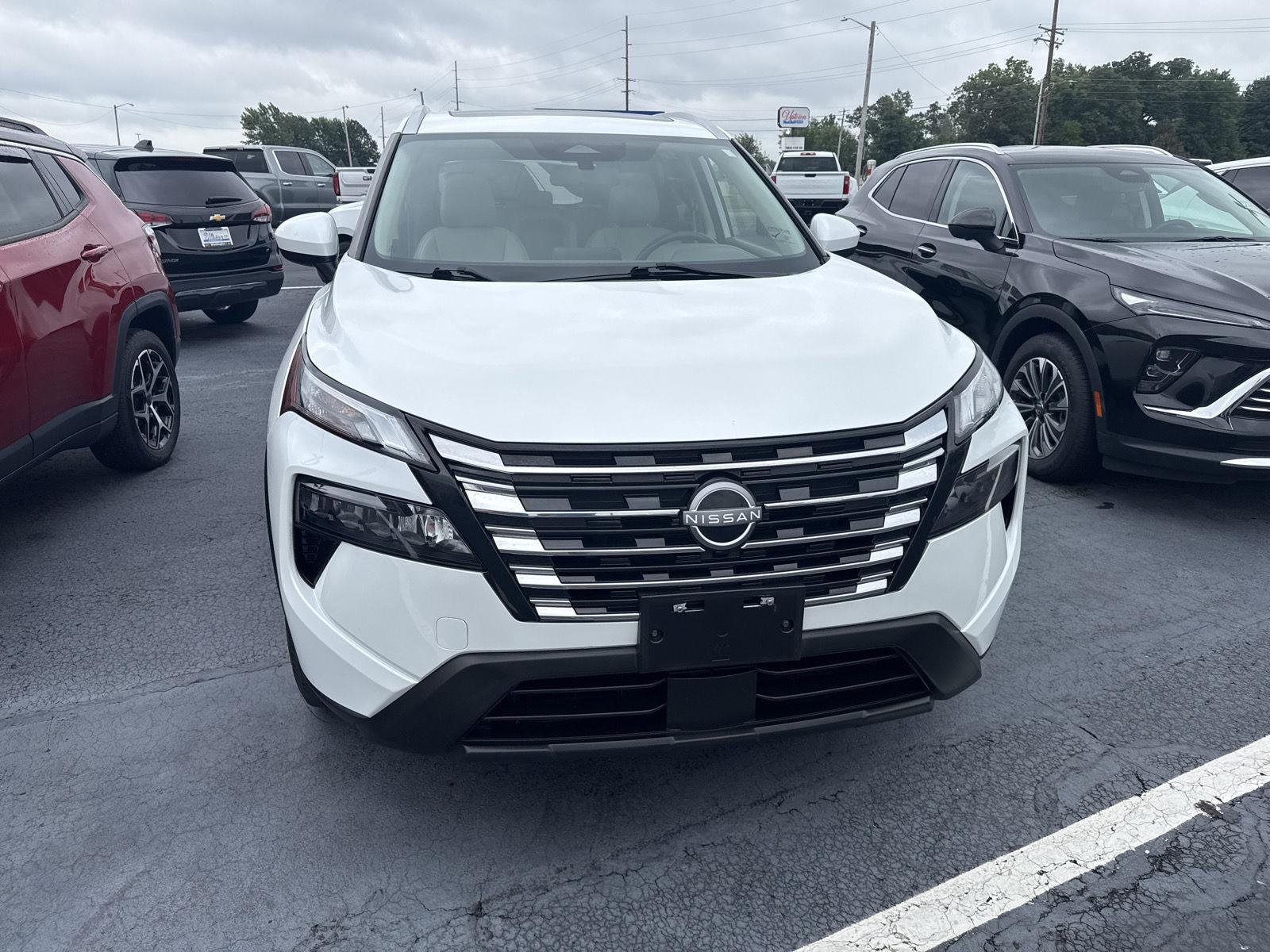 Used 2024 Everest White Pearl Nissan SV image 6