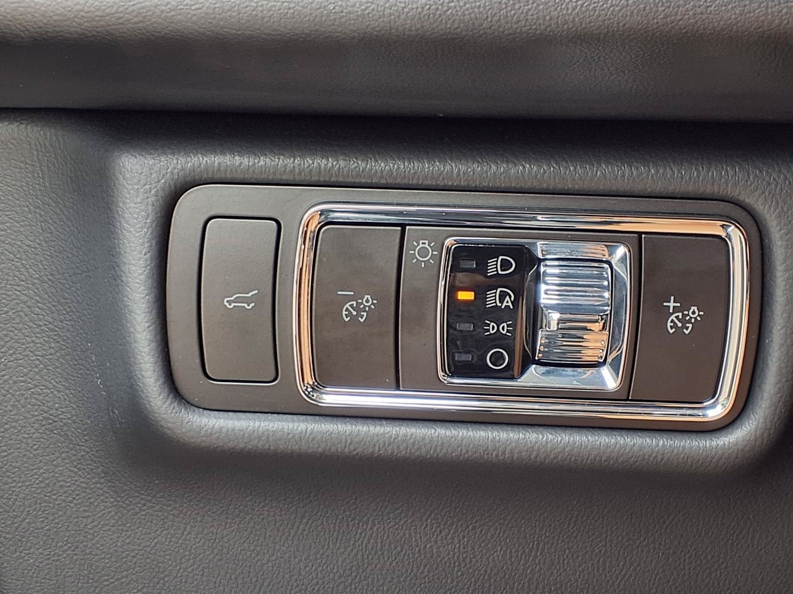 Used 2025 Infinite Black Metallic Lincoln Premiere image 18