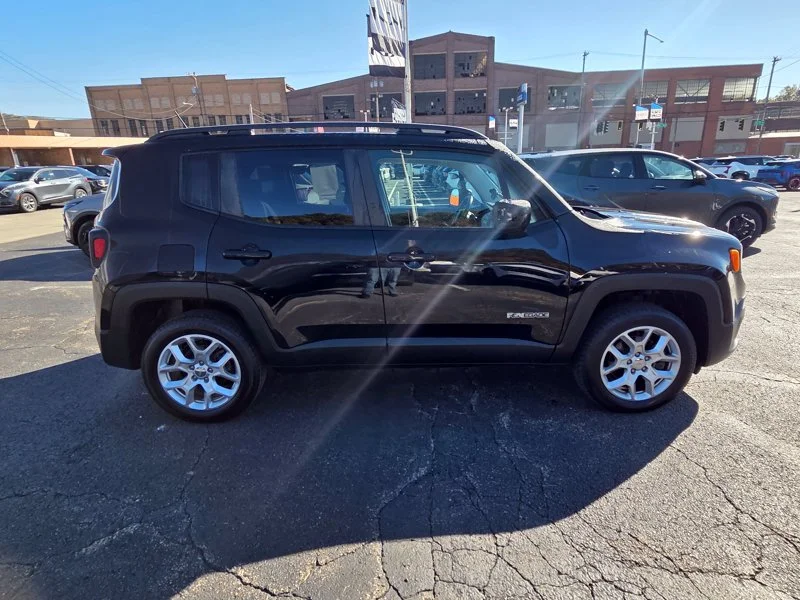 Used 2017 Black Jeep Latitude image 8