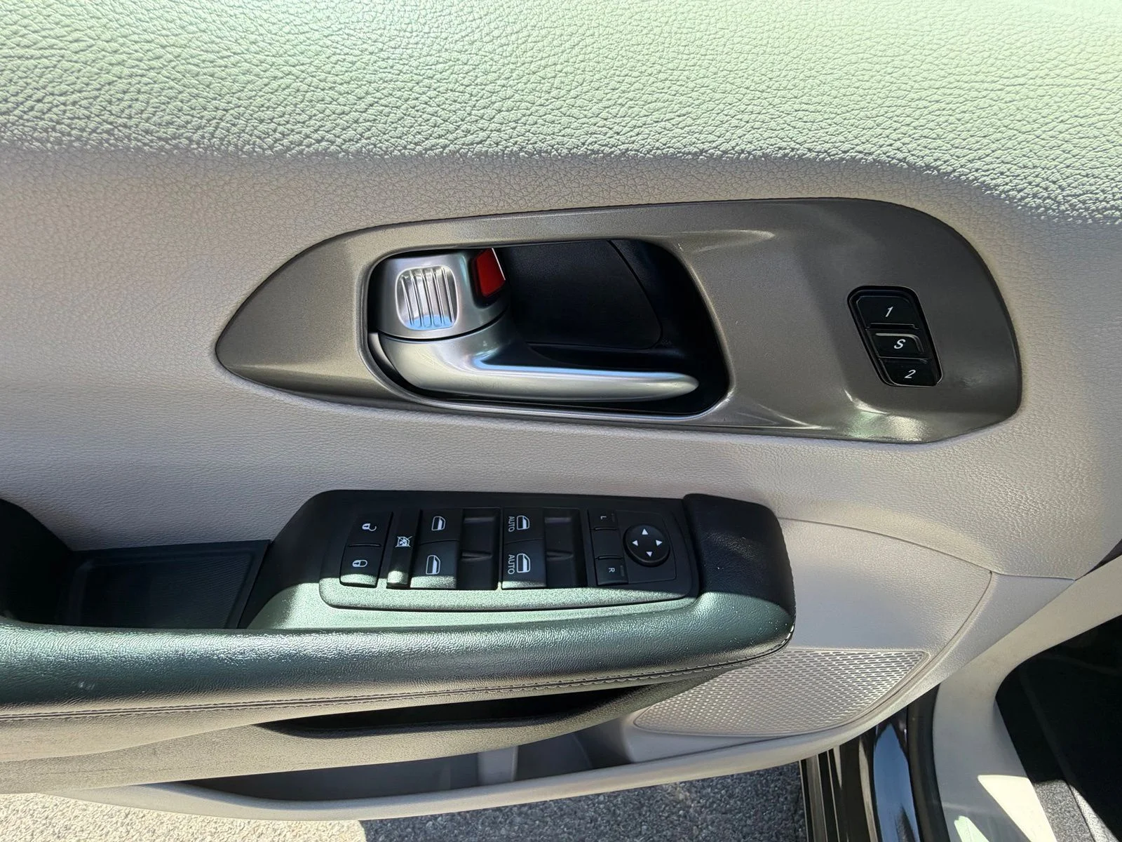 Used 2023 Black Chrysler Touring L image 13