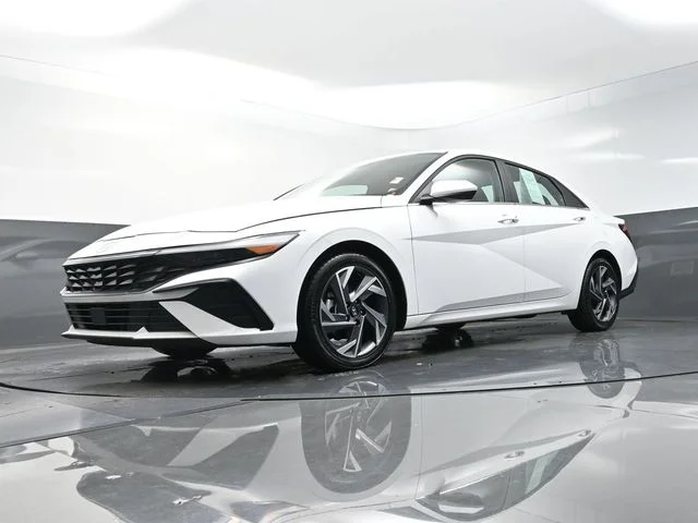 Used 2025 White Hyundai SEL Convenience image 43