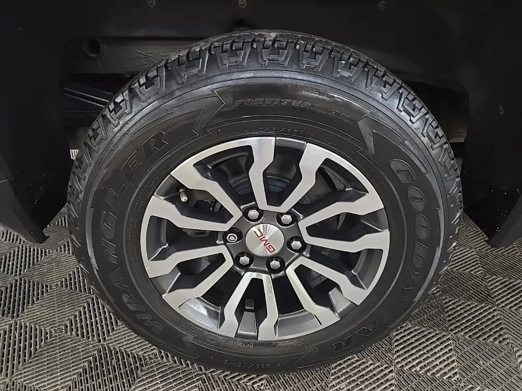 Used 2019 Summit White GMC AT4 image 13