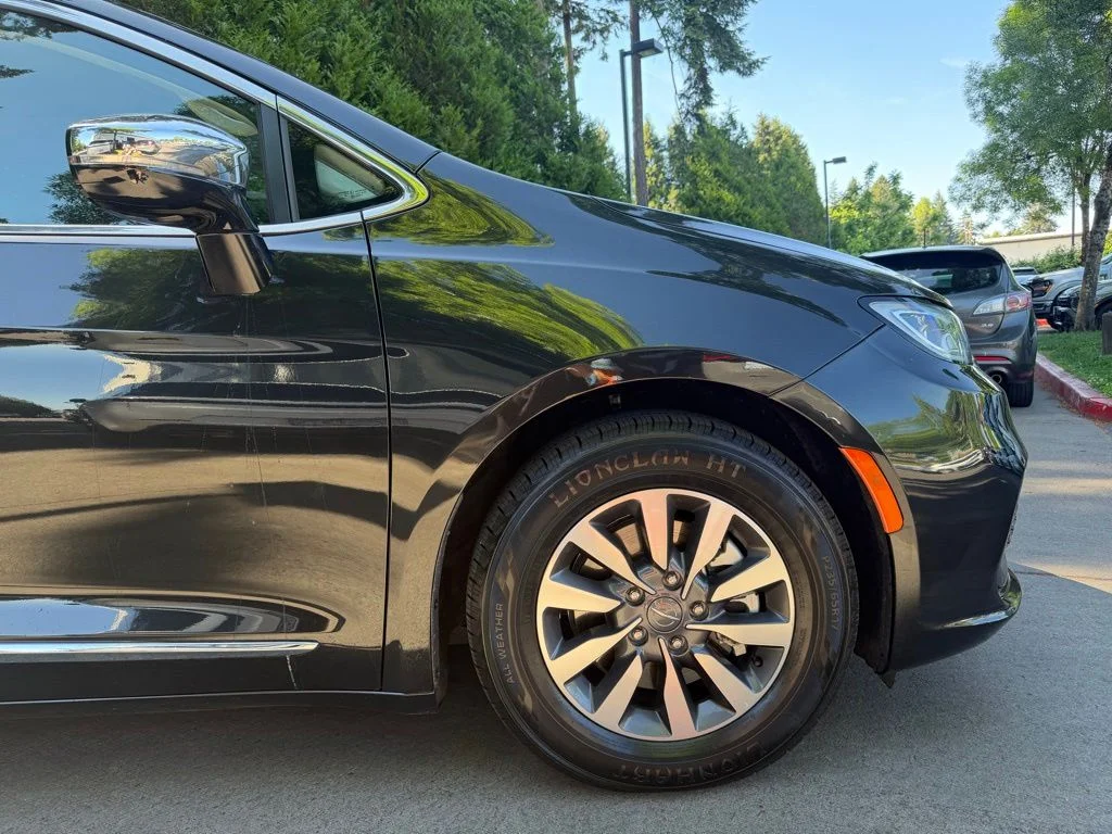Used 2023 Brilliant Black Crystal Pearlcoat Chrysler Limited image 3