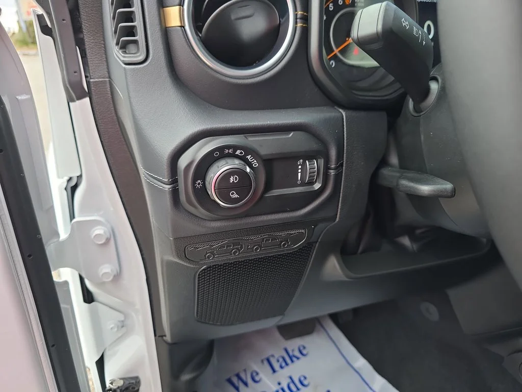 New 2026 Bright White Clear-Coat Exterior Paint Jeep Sahara image 18