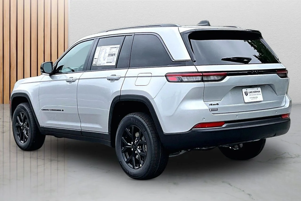New 2026 Silver Zynith Exterior Paint Jeep Altitude image 7