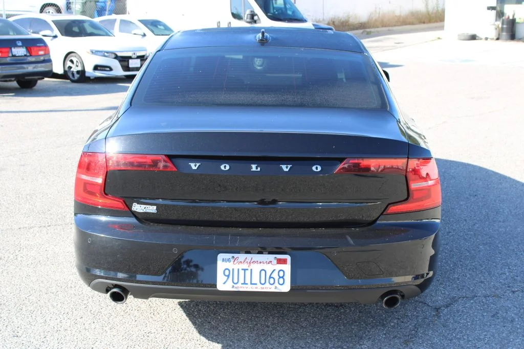 Used 2018 Black Volvo T5 Momentum image 5