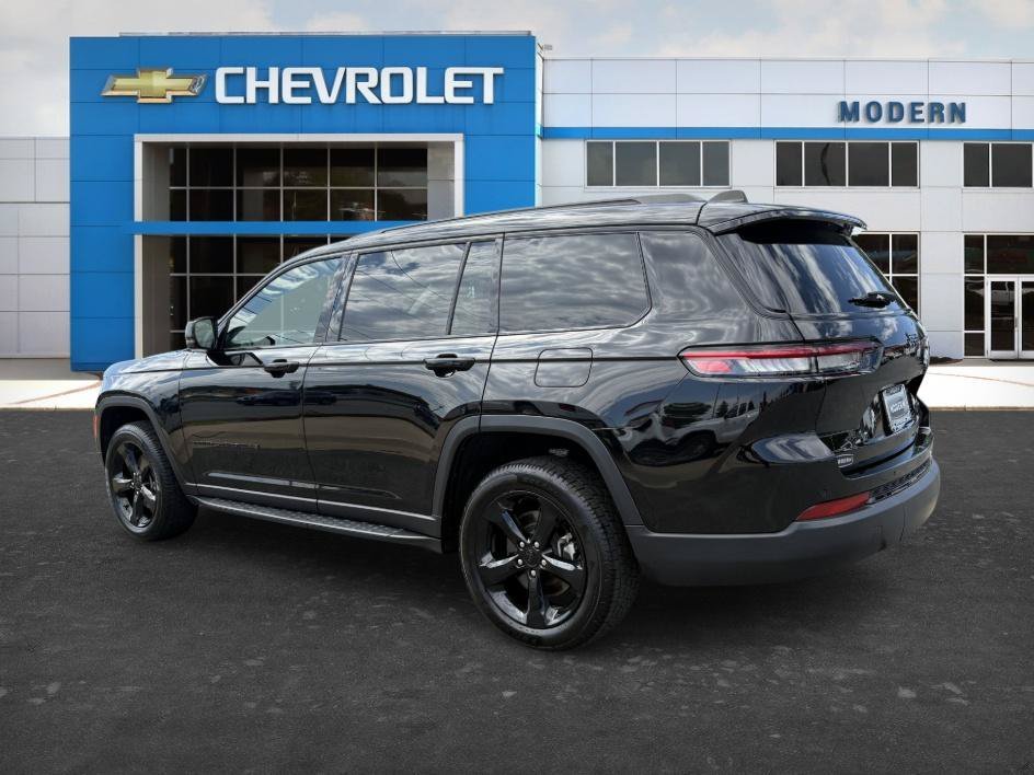 Used 2023 Diamond Black Crystal Pearlcoat Jeep Limited image 3