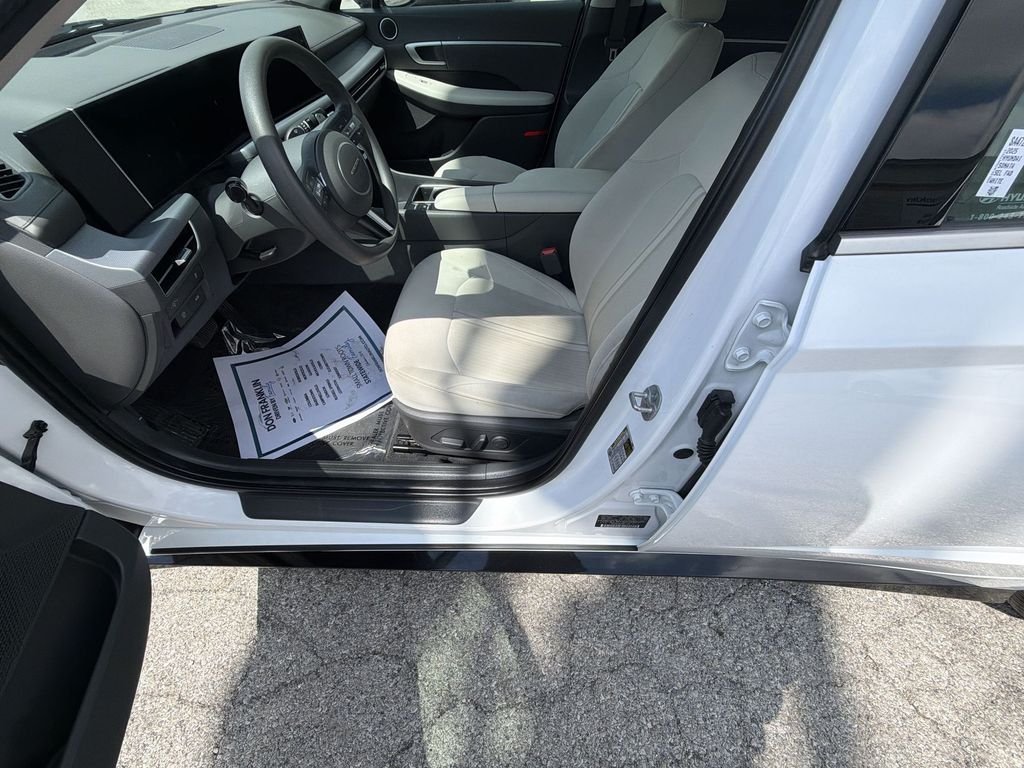 Used 2025 White Hyundai SEL image 12