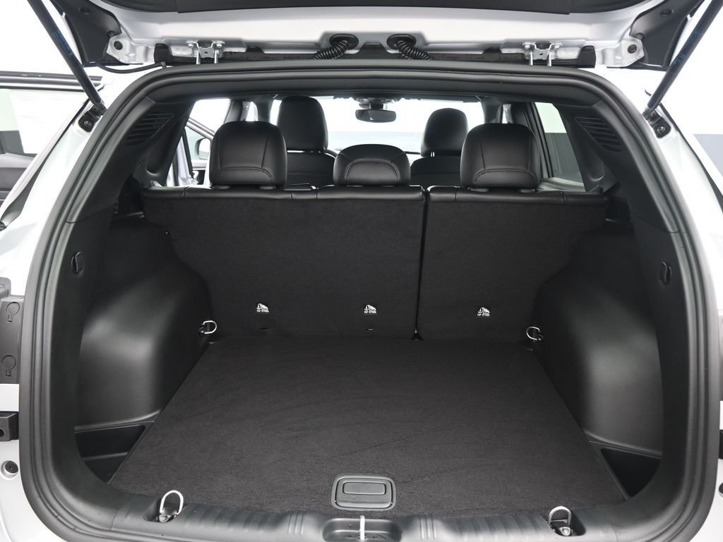 New 2026 Silver Zynith Metallic Clearcoat Jeep Latitude image 24