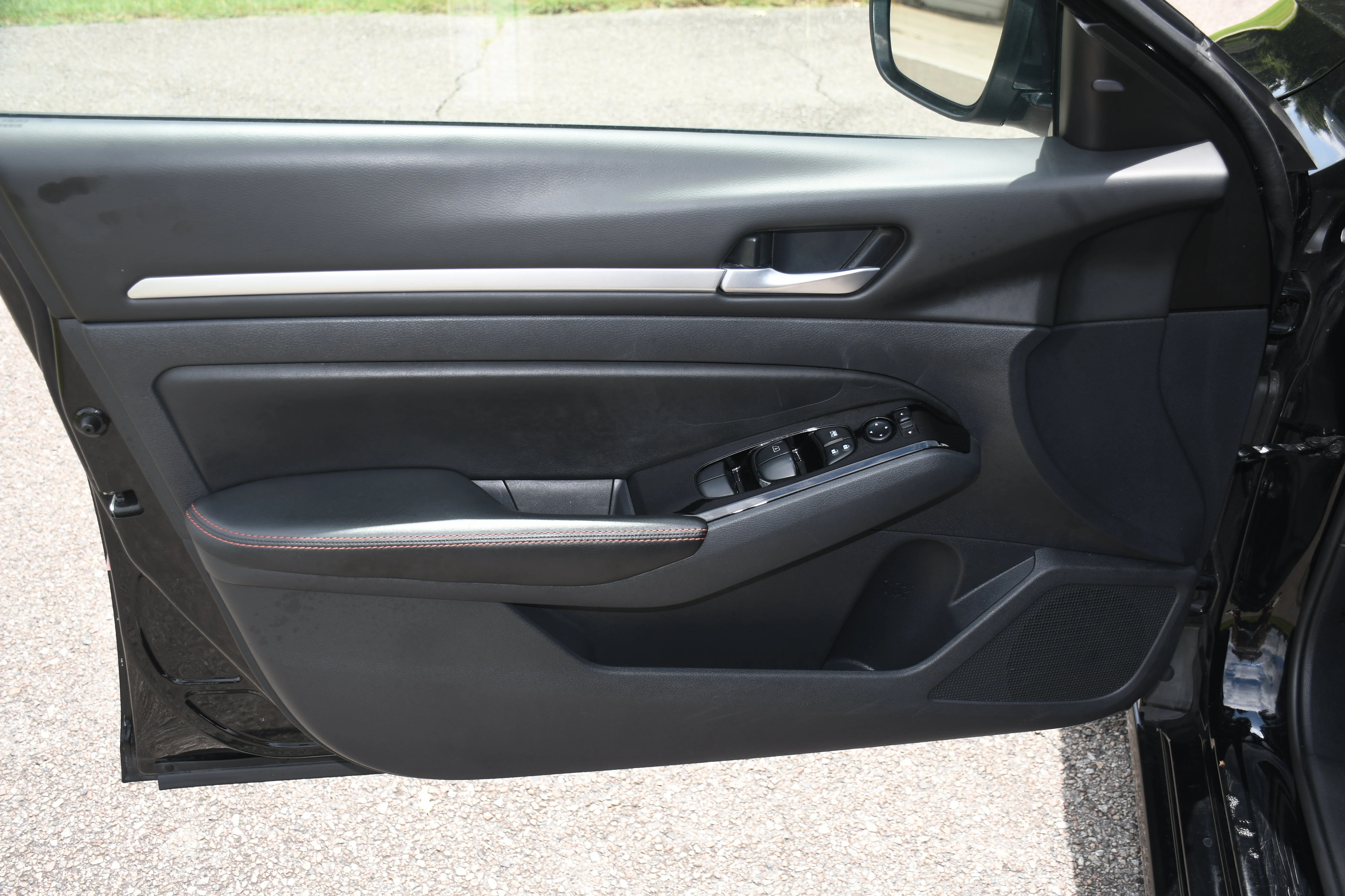 Used 2024 Black Nissan 2.5 SR image 8
